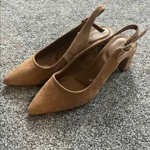 Tahari Suede Pumps BNWT